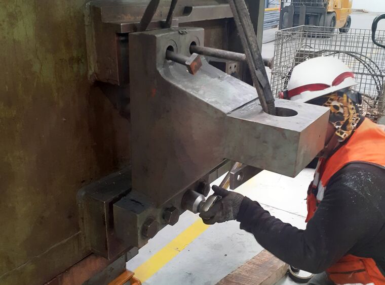 Nivelacion de precision de la base de la prensa